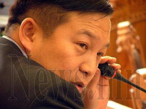 Л.Гүндалай: Эрүүл мэндийн сайд нь Монголынхоо эмнэлэгт итгэхгүй гадаадад эмчлүүлж байгаа биз&nbsp;дээ